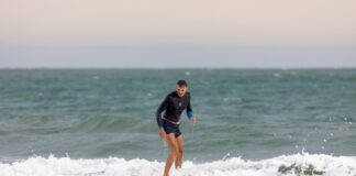 Surfer na fali w słoneczny dzień na plaży w Essaouirze