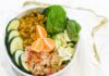 Kolorowa miska buddha bowl z warzywami, ziarnami i owocami