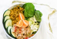Marokańskie sałatki z kuskusem jako lunch do pracy dla osób trenujących po południu Kolorowa miska buddha bowl z warzywami, ziarnami i owocami