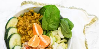 Kolorowa miska buddha bowl z warzywami, ziarnami i owocami