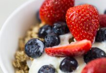 Jogurt z granolą, borówkami i truskawkami z bliska